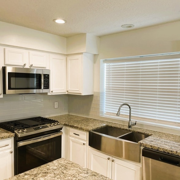Building Photo - 18143 Holly Forest Dr