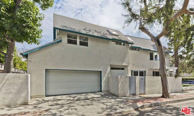 Building Photo - 11375 Montana Ave