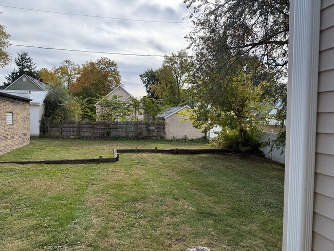 Building Photo - Recently redone 3BR 1.5 bath house in Bloo...