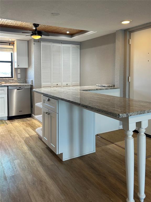 Building Photo - 7050 Sunset Dr S