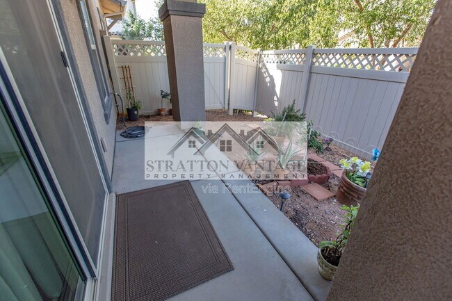 Building Photo - 928 S Hawk Ln