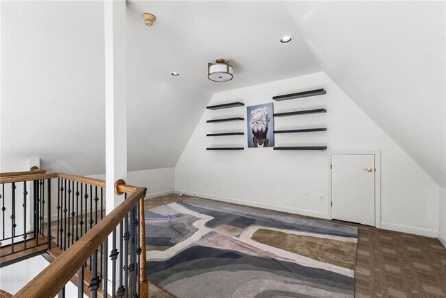 Building Photo - 2910 Emerald Dr