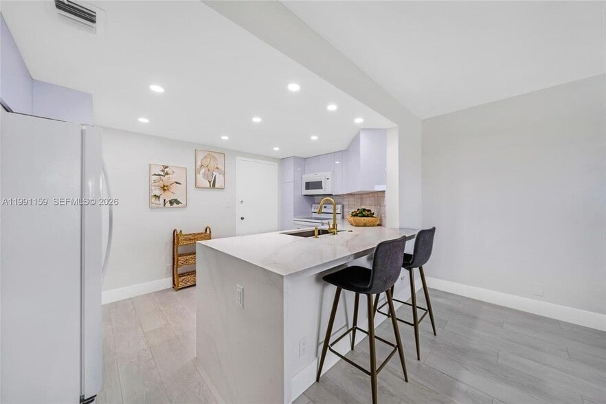 Building Photo - 2100 S Ocean Dr