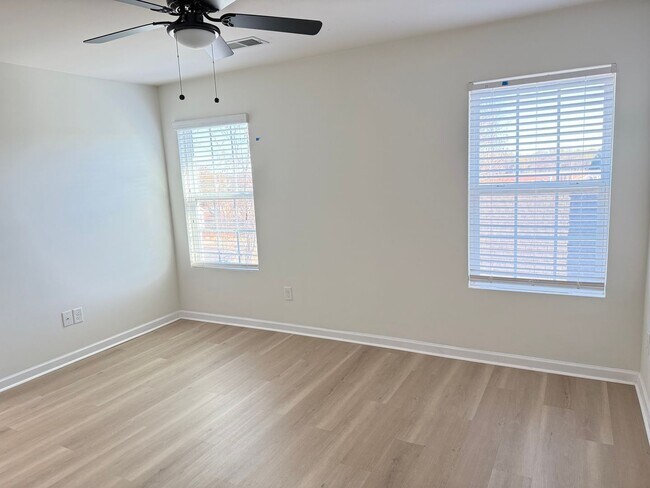 Building Photo - End-Unit Cornelius Townhome | 3BR + Flex Room | Fenced Courtyard | Near Birkdale & Greenway