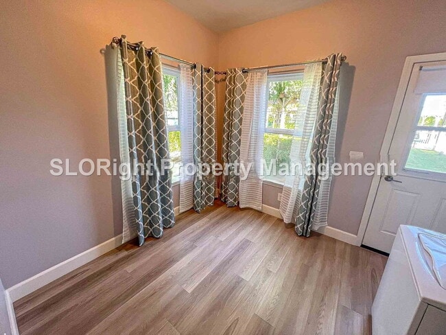 Building Photo - AVAILABLE NOW - Charming Atascadero Home - 2 Bed / 1 Bath