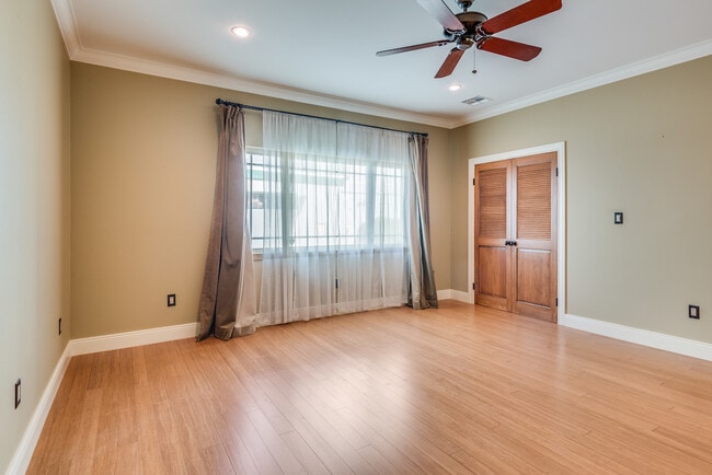 Building Photo - 2006 Manhattan Beach Blvd