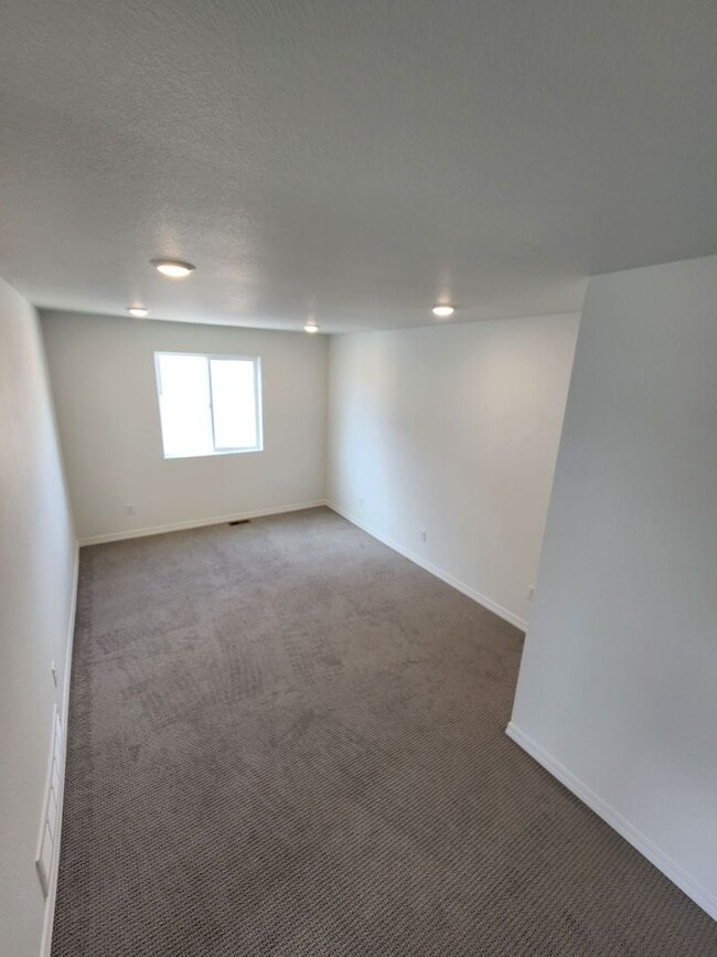 Building Photo - **MOVE IN SPECIAL** $1000 OFF 1st MONTH'S ...