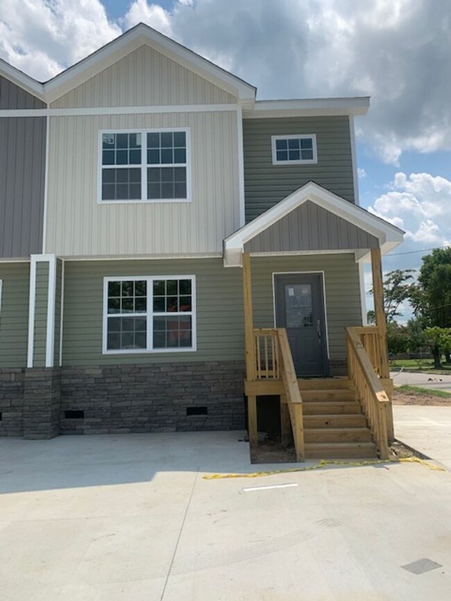 Building Photo - 4-Bedroom, 3.5 Bath Townhome in Pembroke, NC