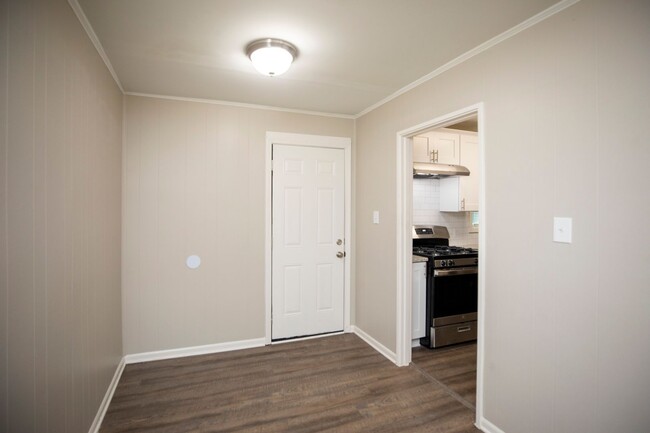 Building Photo - ** 3 Bed 1 Bath located in Forrest Hills *...