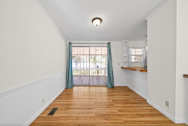 Building Photo - 315 Riverview Dr