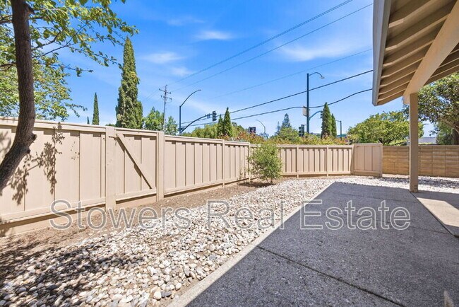 Building Photo - 2033 Raphael Ct