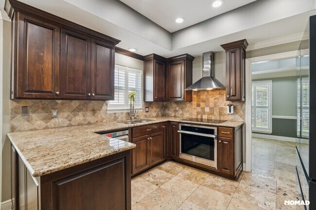 Building Photo - Spacious 4BR House in Pensacola; Pool