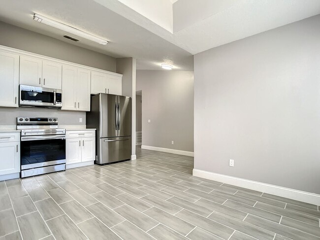 Building Photo - Beautiful 3 Bedroom, 2 Bath POOL Home with 2-Car Garage in the Heart of Hunters Creek!