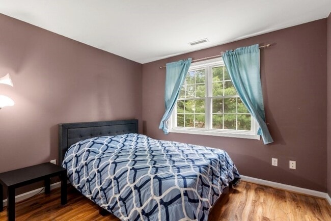 Building Photo - 5 Equestrian Ln