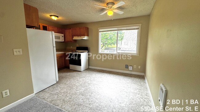 Building Photo - Upper-Level 2 BD | 1 BA Home - FoPo - MOVE IN SPECIAL!