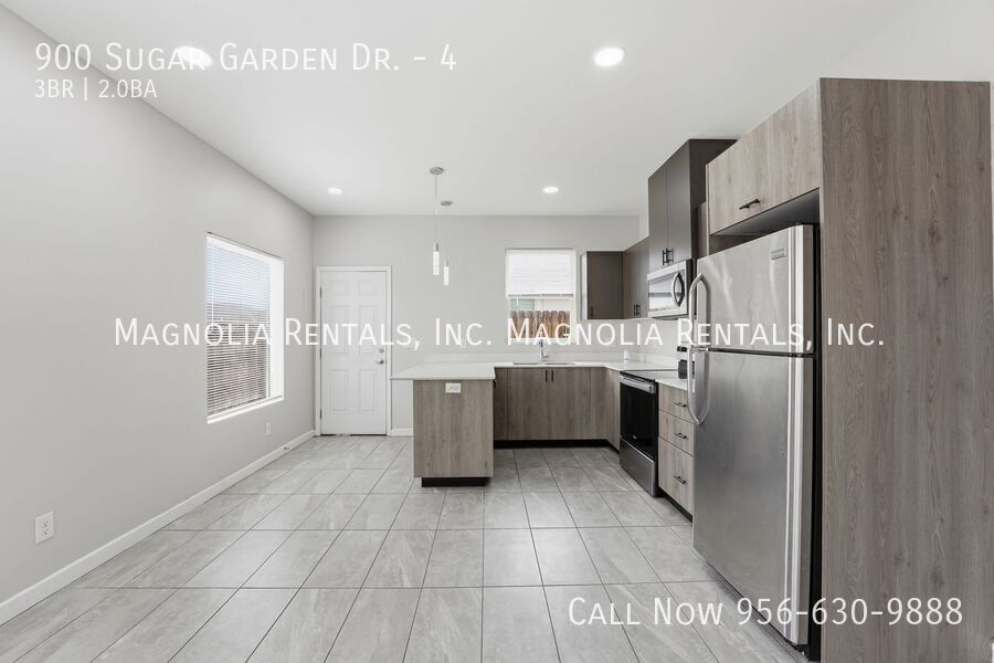 Building Photo - 900 Sugar Gdn Dr