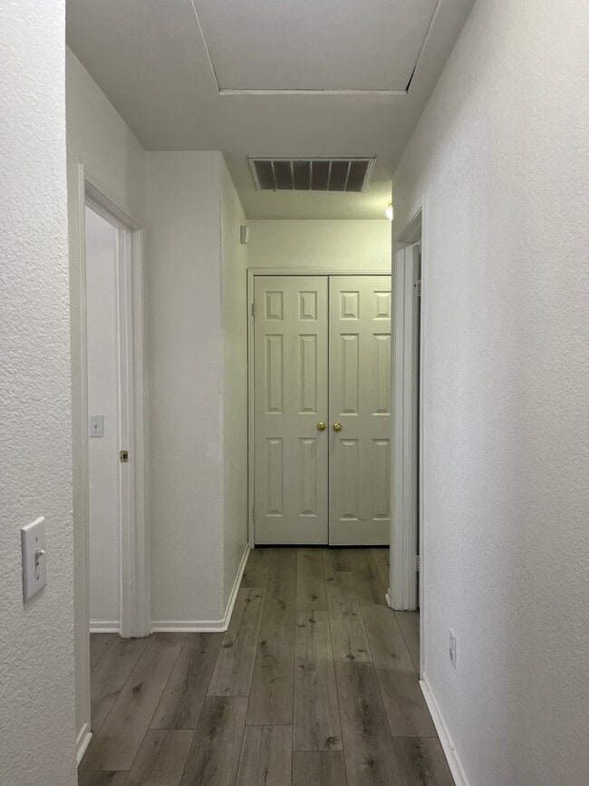 Building Photo - 3 bedroom 2 bathroom Home available in Vic...