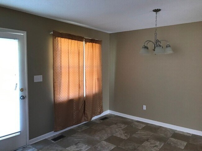 Building Photo - Prime location in  Clayton!