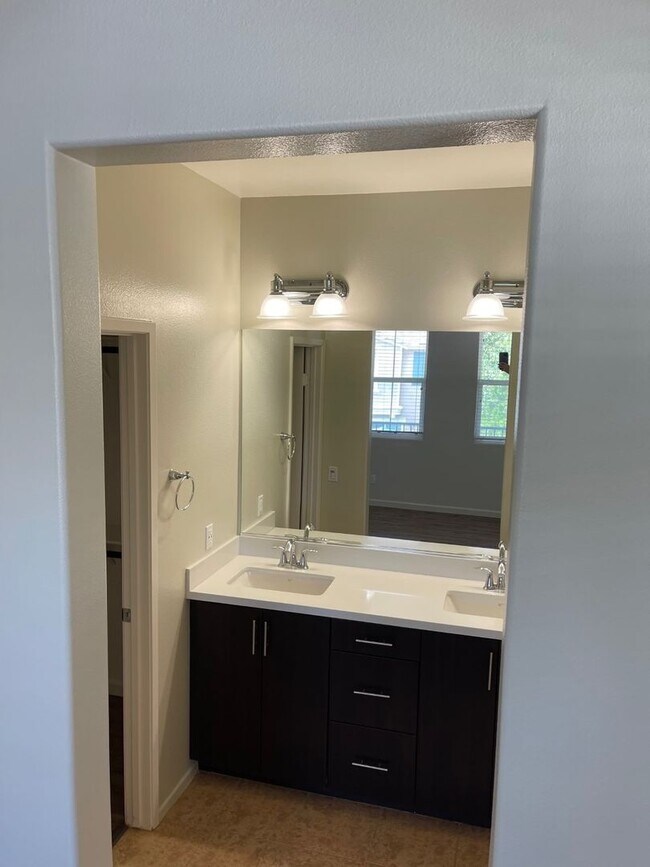 Building Photo - Modern 2-Bedroom Condo with Solar in the H...
