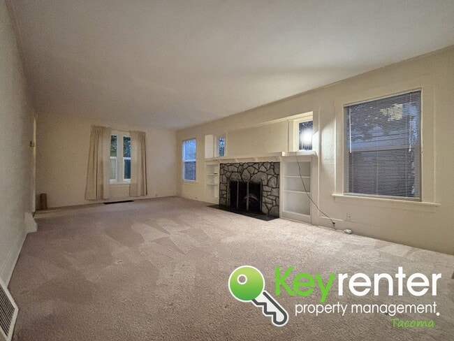 Building Photo - One Bedroom Triplex Unit in the Heart of Tacoma’s Proctor District!