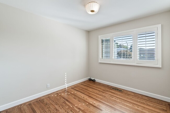 Building Photo - Charming Single-Family Home in a Desirable...