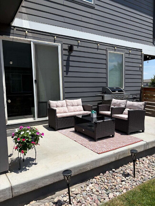 Building Photo - 3bd/2.5ba Paired Home in Trailside w/ side yard