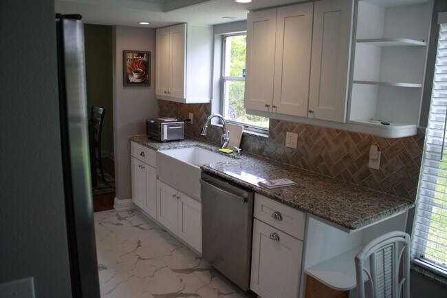 Building Photo - Beautiful 2 bed 2 bath in New Port Richey ...