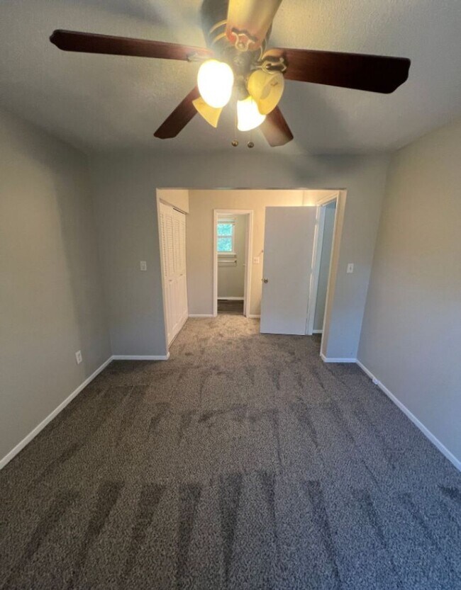 Building Photo - Spacious Split-Level Duplex in Lee’s Summit