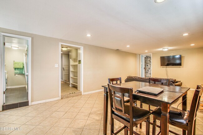 Building Photo - 1701 Elm St