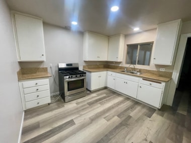 Building Photo - Spacious 4 bed, 3 bath Home featuring TWO ...