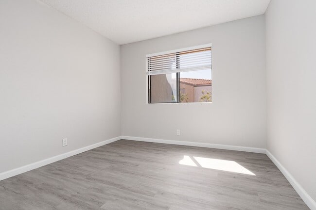 Building Photo - Recently renovated 3 br unit on 2nd floor of gated Desert Shores community