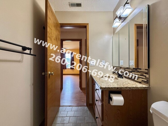 Building Photo - 3 Bedroom House