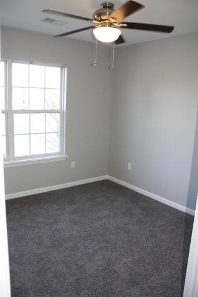 Building Photo - Waterfront Townhome