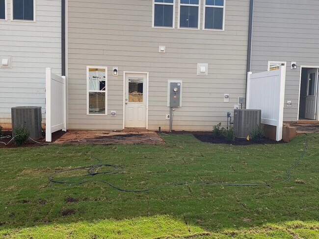 Building Photo - 588 Glen Clova Dr