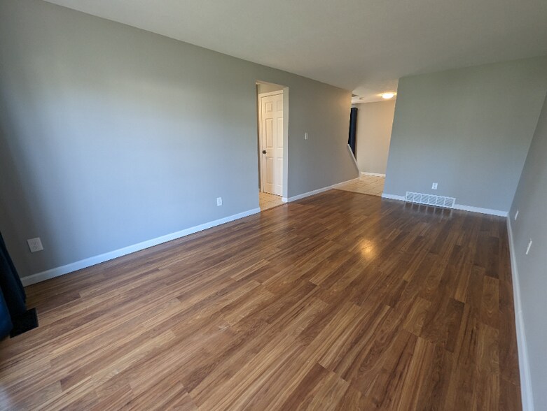 Building Photo - 10106 Ridgewood Dr