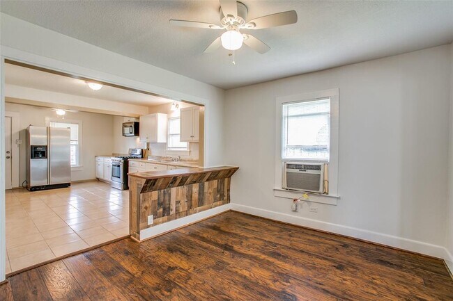 Building Photo - 7119 Farnsworth St