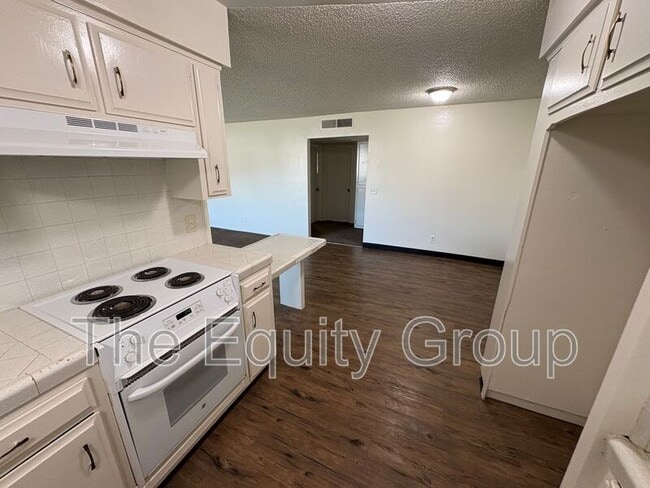 Building Photo - 941 S Demaree St