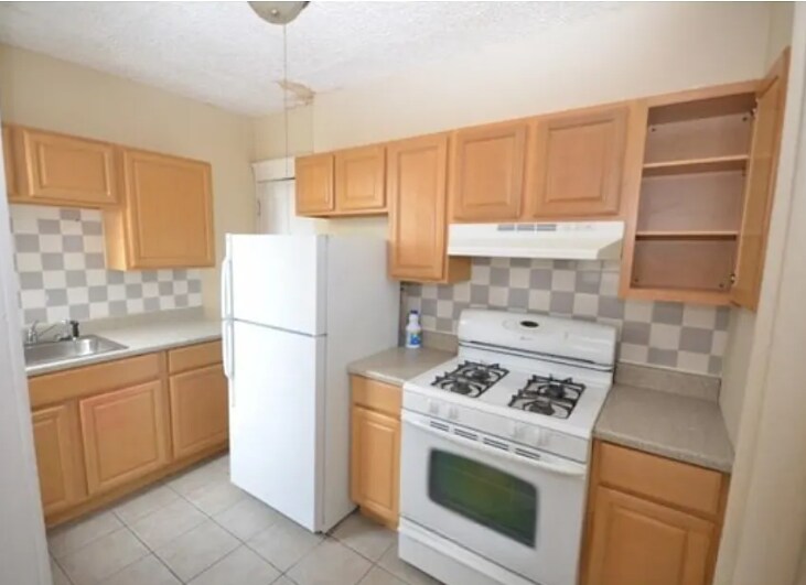 Building Photo - 200 Kelton St