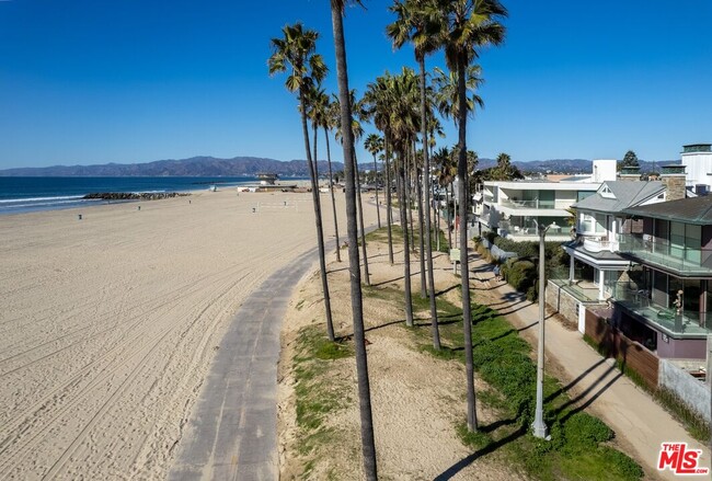 Building Photo - 2707 Ocean Front Walk