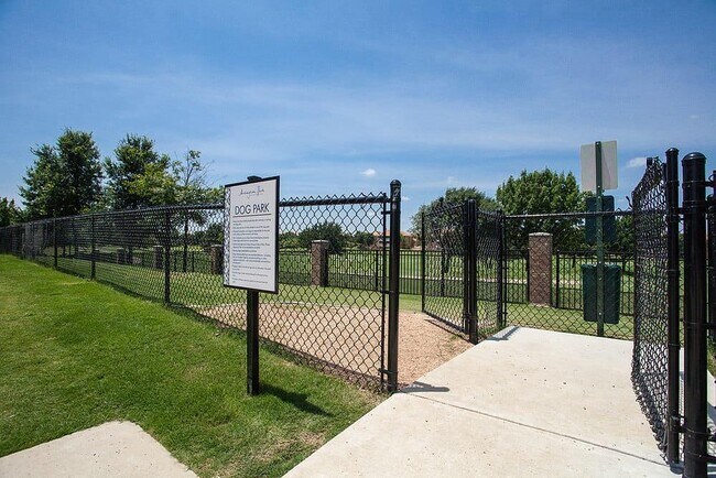 Building Photo - 6101 N Riverside Dr