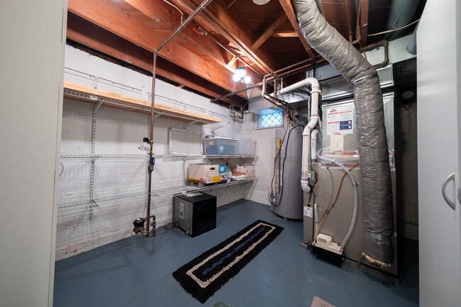 Building Photo - 6057 Clinton Ave