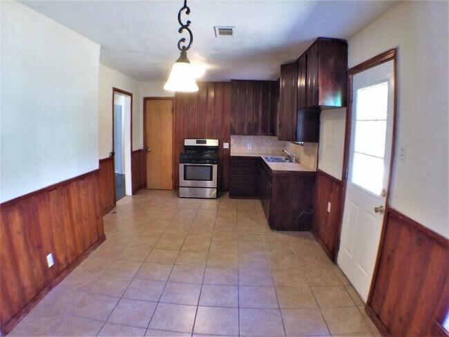 Building Photo - 4 Bed 2 Bath Home  w New Upgrades in Halto...