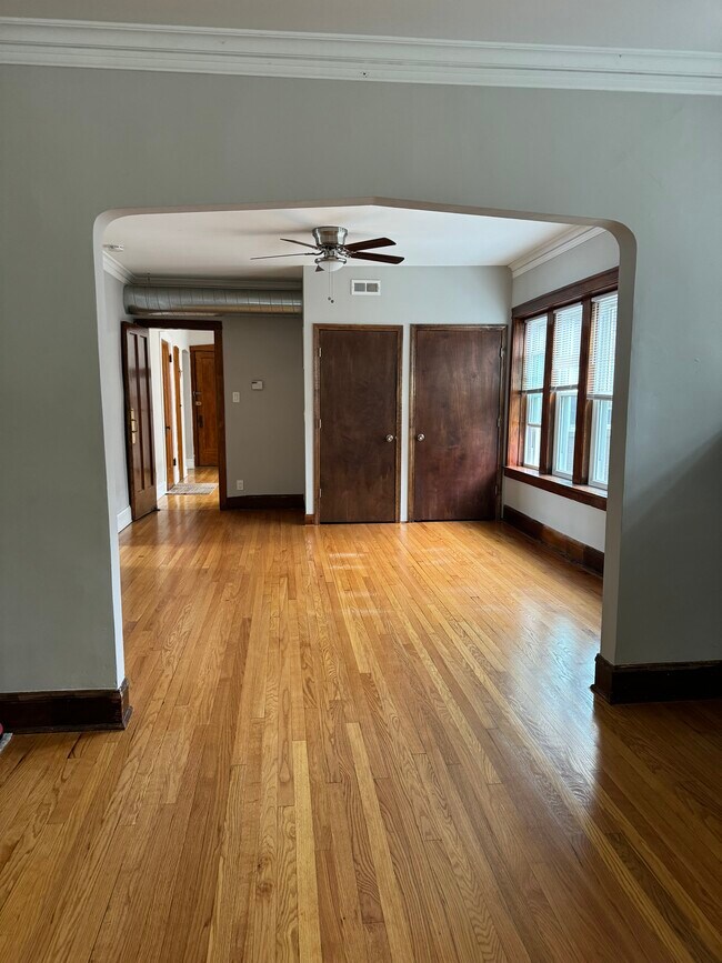 Building Photo - 4815 W Cornelia Ave