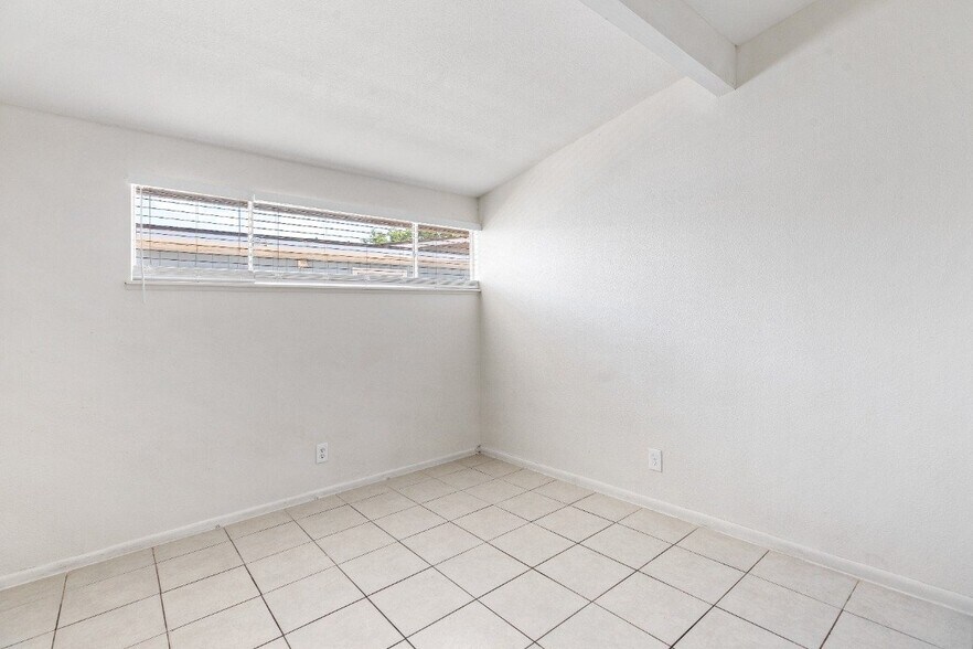 Building Photo - 221 Milinane Dr