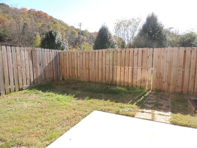 Building Photo - Dream townhouse in the heart of North Knox...