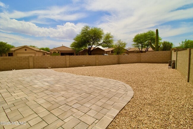 Building Photo - 486 E Camino Del Abeto