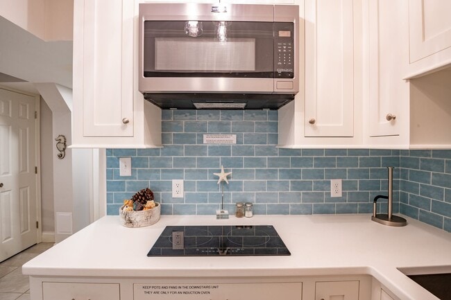 Building Photo - SHORT TERM ONLY Happy As A Clam Duplex