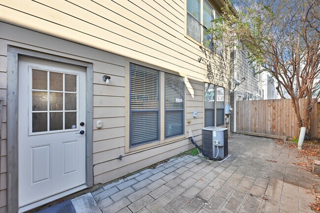 Building Photo - 1346 Studer St