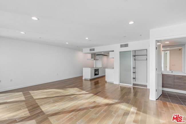 Building Photo - 901 Flower St