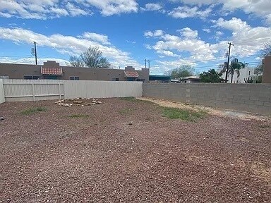 Building Photo - 322 N Cherry Ave